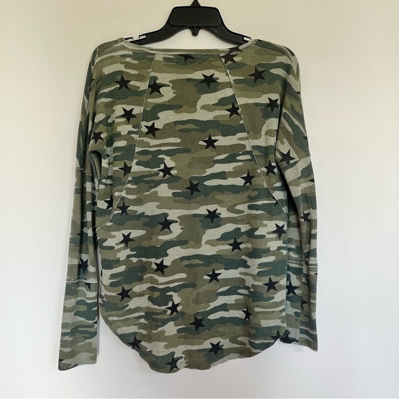 Womens Lucky Brand Scoop Neck Top Shirt Green Camo Thermal Waffle Raw Edge Small - Picture 7 of 7